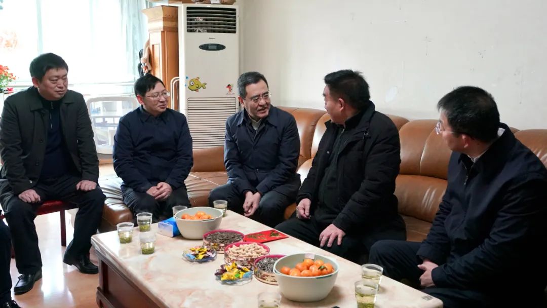 省国资委党委书记、主任冯文生等向导走访慰问省yl6809永利集团老党员、老干部